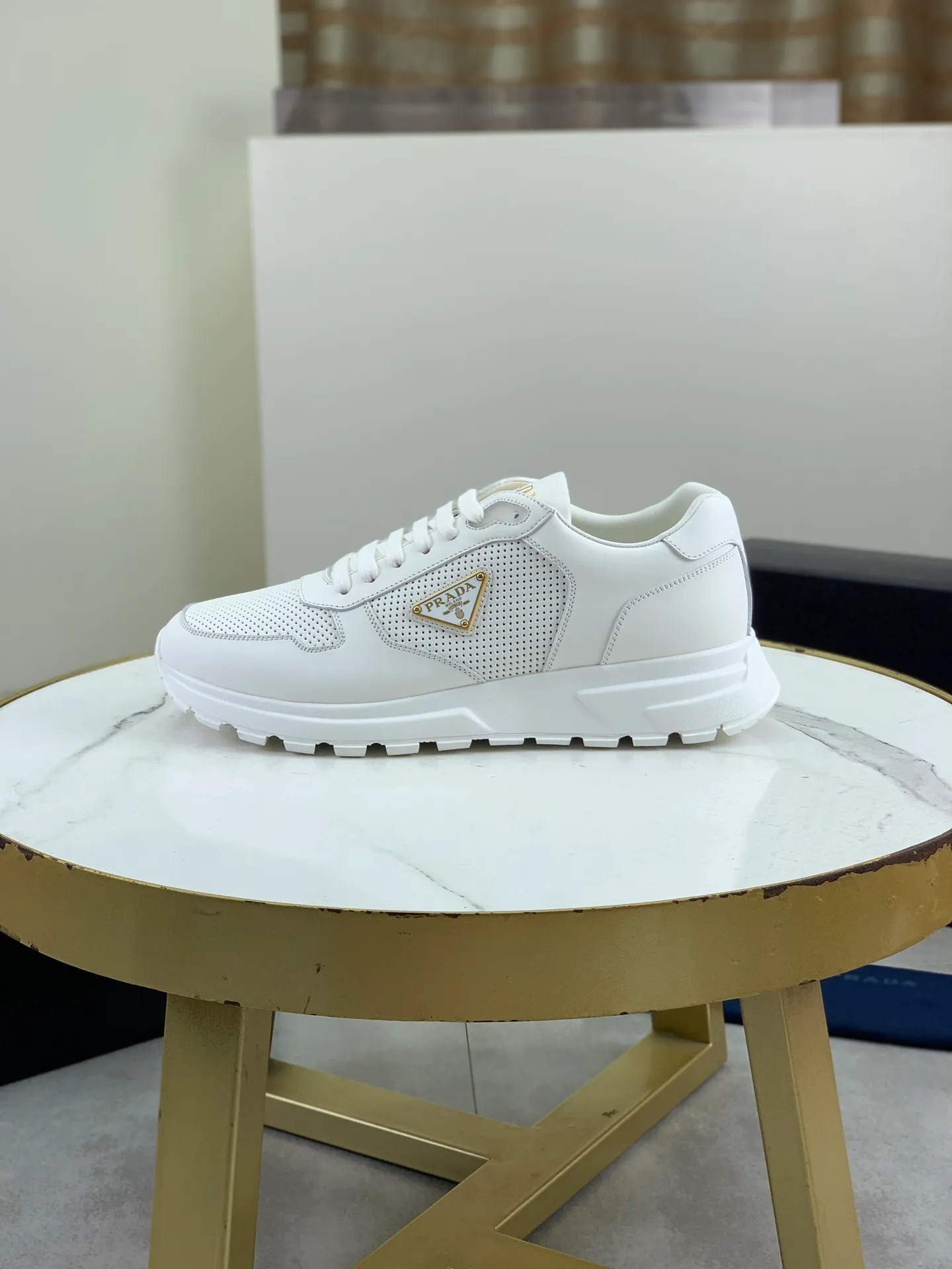 Factory price P700 Top version Original order PRADA Prada's new casual sports shoes Original purchase, development and production Prada Men's Classic Series Technological breathable fabrics with cowhide Casual sports shoes Casual sports dad shoes combine high-tech breathable materials and cowhide, with P's exclusive button decoration on the side. The outsole is full of P italic design and bright colors to show vitality and continue the brand's design inspiration. Stroll around the city lightly and feel free and comfortable. Exquisite packaging at the delivery counter 🛍📦 ▪️Fabric: Original customized pebbled calfskin ▪️Inner lining: Cowhide lining ➕Cowhide feet ▪️Outsole: Mold evacuated PU+TPU material ▪️Sole thickness: 3.5CM ▪️Size: Men's 39-45 (38 46 can be customized) 2️⃣ colors available